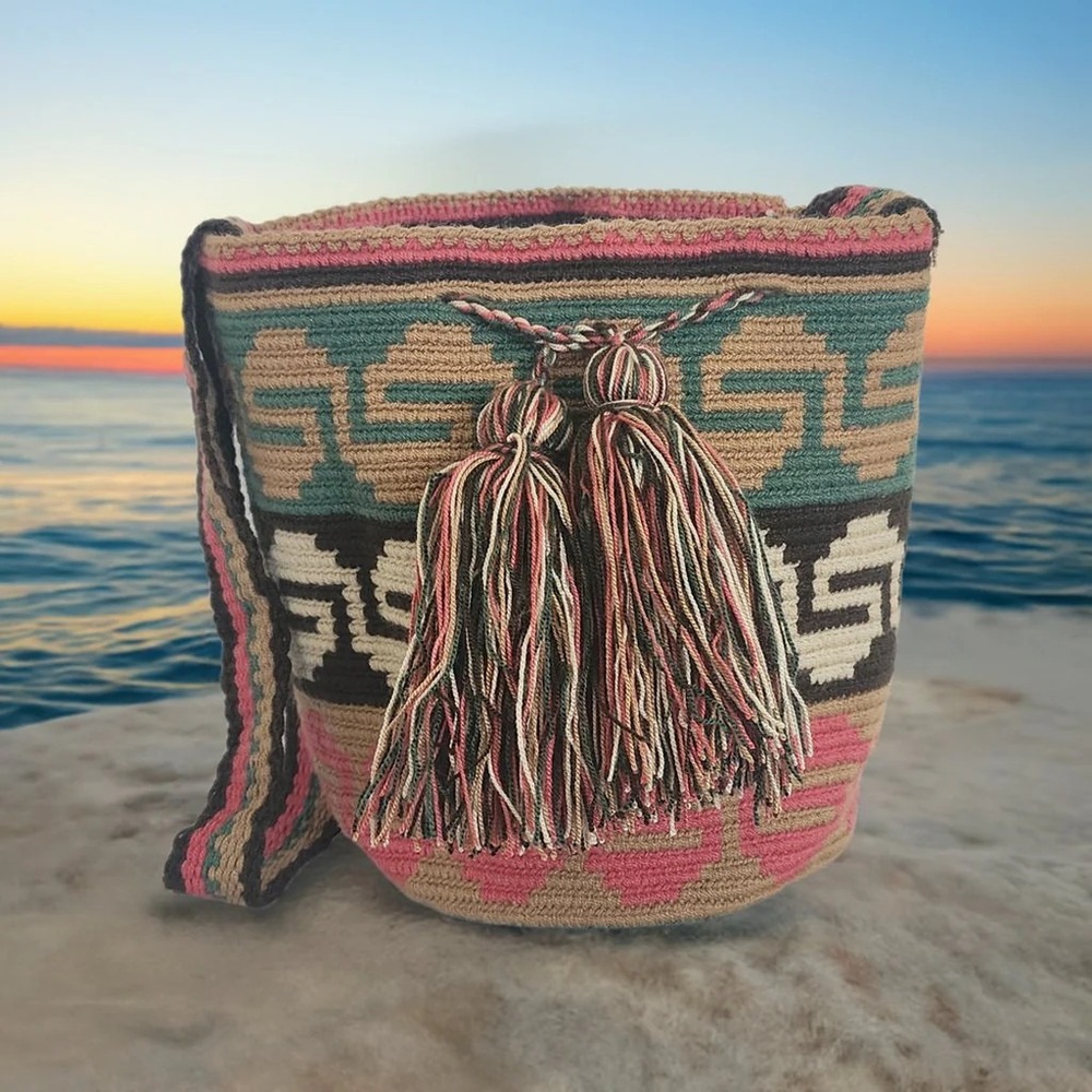 NWT Wuitusu Alexia‎ Medium Handmade Crochet Wayuu Mochila Bag Crossbody Pink